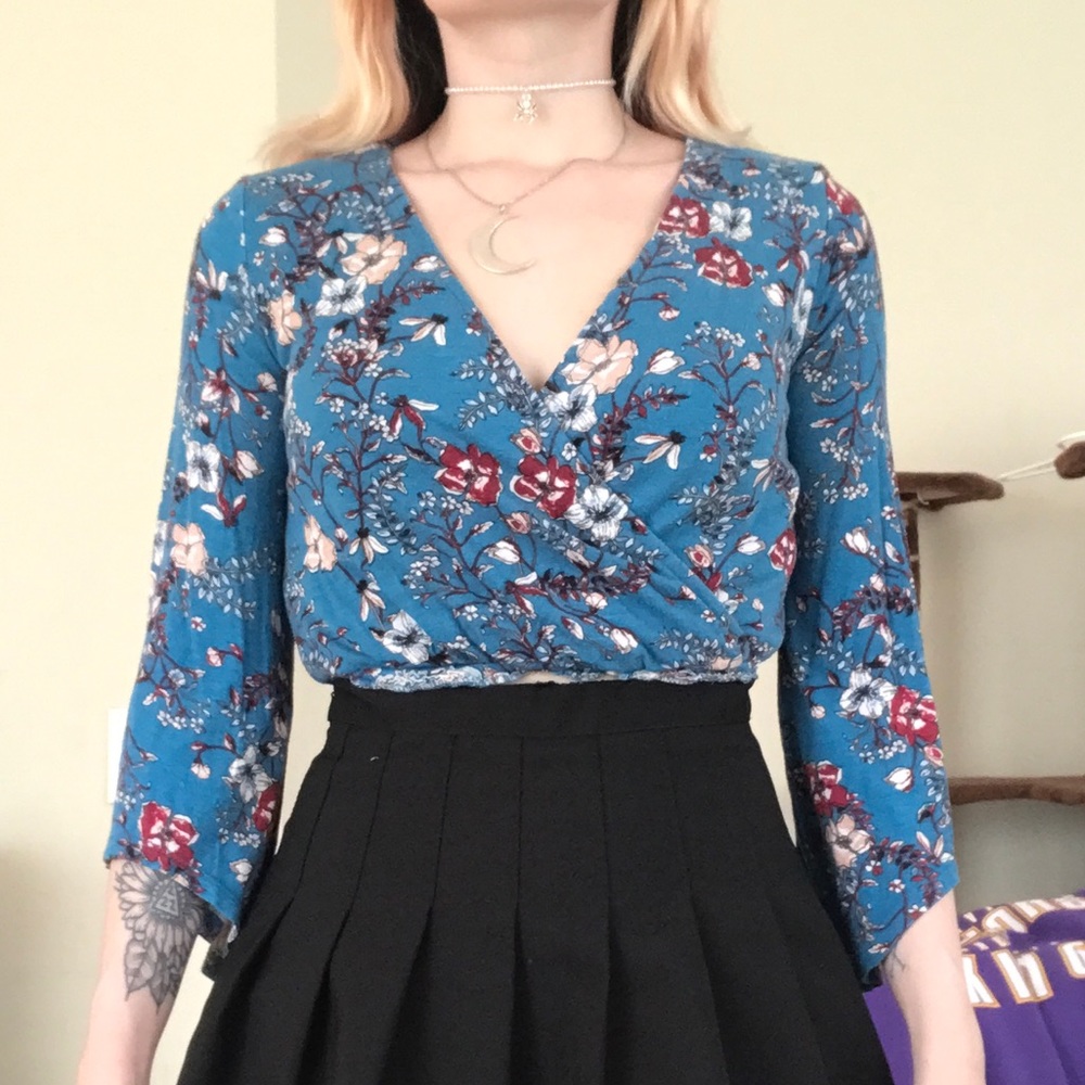‼️2 for $20‼️ Floral v-neck crop top with bell sleeves